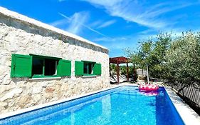 Villa Sagosde With Swimming Pool And Mini Golf