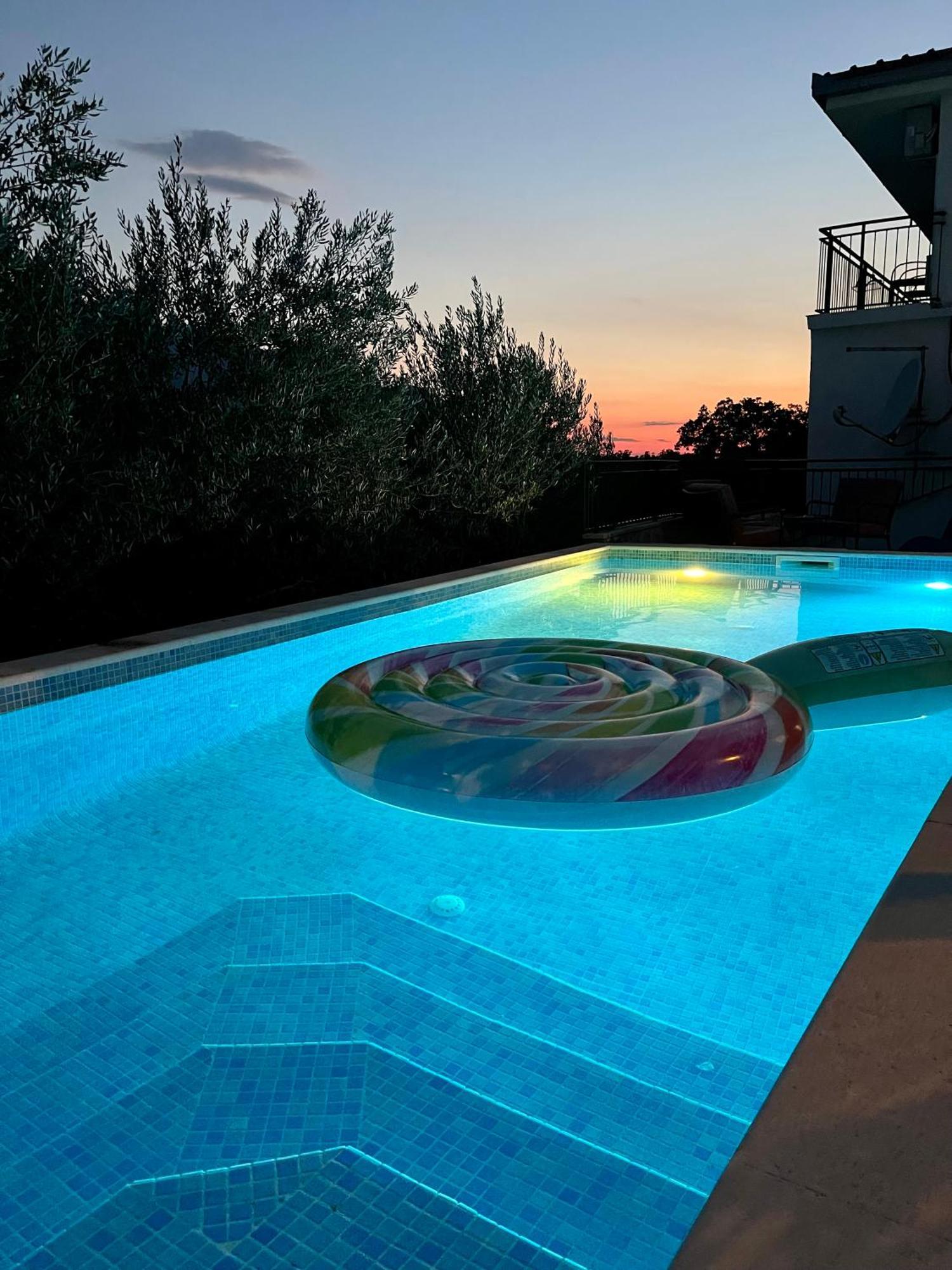 Villa Sagosde With Swimming Pool And Mini Golf Zagvozd Zewnętrze zdjęcie